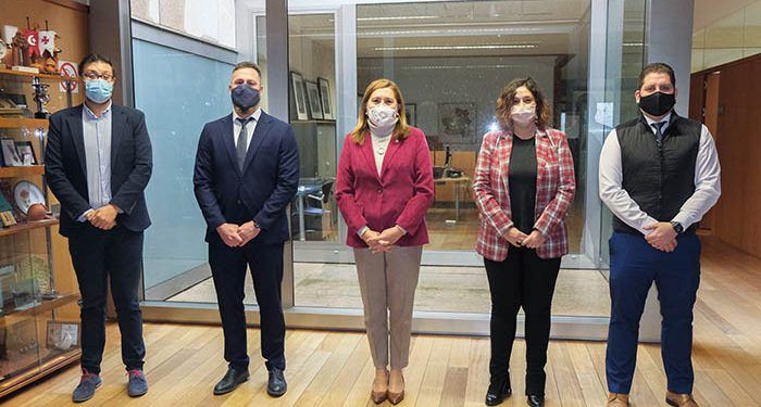 La consejera de Educación y el alcalde de Tragacete abordan asuntos de interés para la localidad