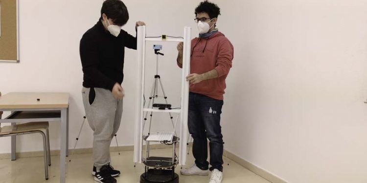 La UCLM desarrolla un robot móvil autónomo de bajo coste para la desinfección de estancias interiores