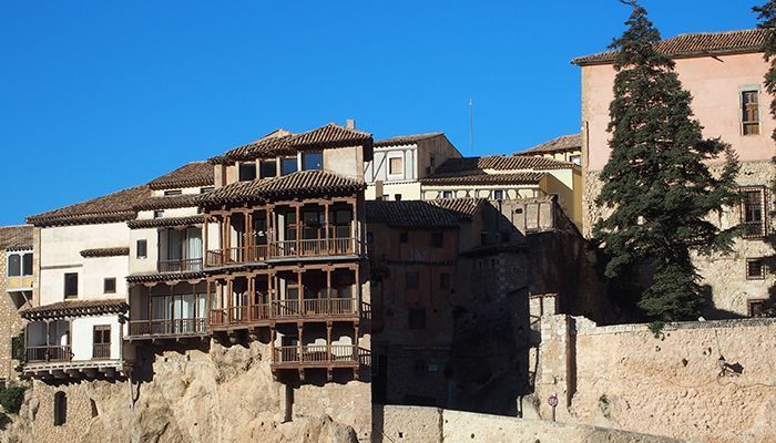 Las Casas Colgadas se iluminarán de azul para concienciar de la gravedad de la neumonía