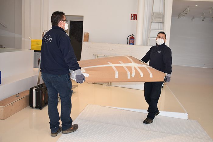 Las obras de la colección Roberto Polo empiezan a ser instaladas en la antigua iglesia de Santa Cruz de Cuenca