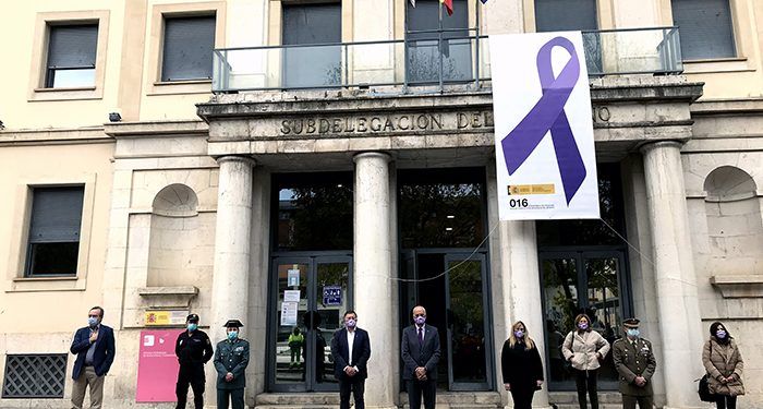 Minuto de silencio en la Subdelegación del Gobierno en Cuenca en memoria de las víctimas de la violencia sobre la mujer 1 Minuto de silencio en la Subdelegación del Gobierno en Cuenca en memoria de las víctimas de la violencia sobre la mujer