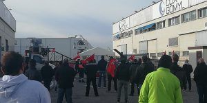 Movilización de la plantilla de Cox Gomyl-Alovera para exigir la readmisión de un delegado sindical de CCOO despedido por la empresa