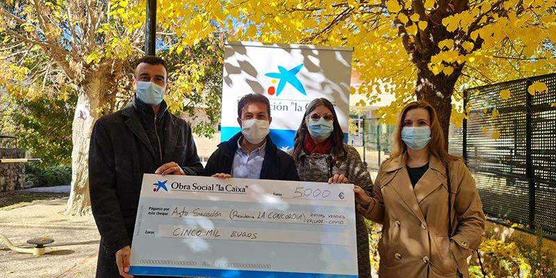 Obra Social La Caixa colabora con el Ayuntamiento de Sacedón con cinco mil euros para el vallado perimetral de parte del pequeño parque que rodea la Residencia de Mayores La Concordia