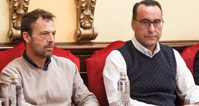 El Grupo VOX califica de “indigno, inmoral y un insulto a los vecinos de Guadalajara que Rojo y Ciudadanos se gasten 110.000 euros al año en colocar a dos directores generales socialistas” 1 El Grupo VOX califica de “indigno, inmoral y un insulto a los vecinos de Guadalajara que Rojo y Ciudadanos se gasten 110.000 euros al año en colocar a dos directores generales socialistas”