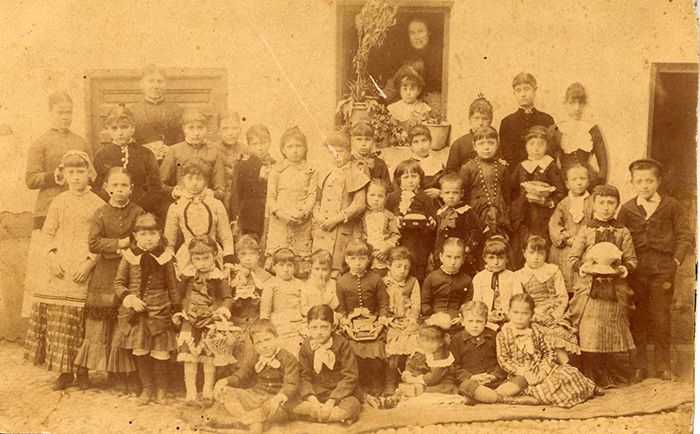 Una exposición de fotografías recorre la evolución de la educación en lo que hoy es Castilla-La Mancha desde finales del siglo XIX hasta los años 70 del pasado siglo