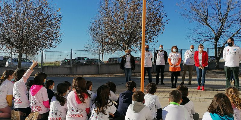 Villanueva de la Torre instala ‘Bancos de la Amistad’ para combatir el acoso escolar