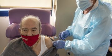 Camacho advierte de que aunque la vacuna puede ser el principio del fin de la pandemia, «no podemos bajar la guardia»