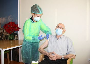 Constantino González, primera persona en recibir la vacuna del Covid en Cuenca