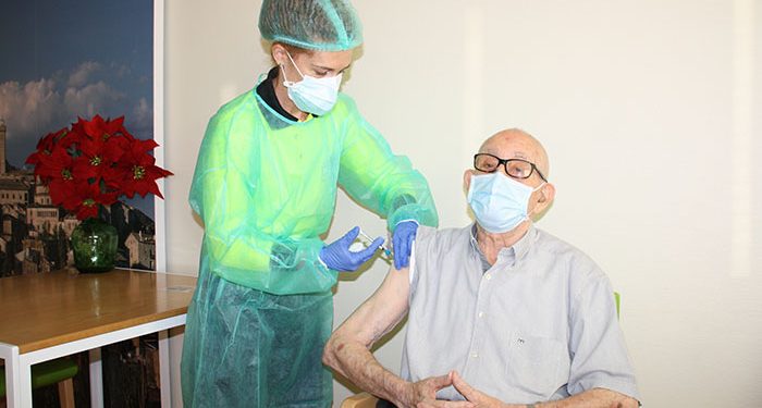 Constantino González, primera persona en recibir la vacuna del Covid en Cuenca