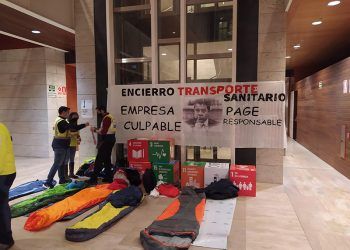 Delegados sindicales del Transporte Sanitario de la UTE Ambulancias Cuenca se encierran con sacos de dormir en la consejería de Sanidad