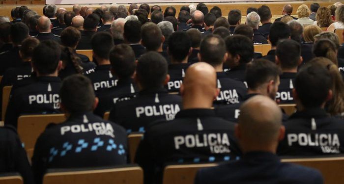 El Gobierno regional entrega 96 condecoraciones de Policía Local a personas destacadas por su trayectoria, una actuación meritoria o la permanencia en el servicio