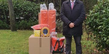 El Gobierno regional entrega a 25 agrupaciones de Protección Civil una dotación de material para emergencias, que incluye un desfibrilador