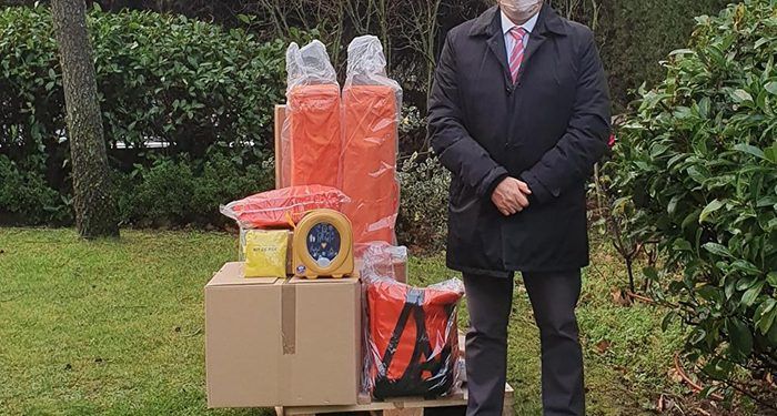 El Gobierno regional entrega a 25 agrupaciones de Protección Civil una dotación de material para emergencias, que incluye un desfibrilador