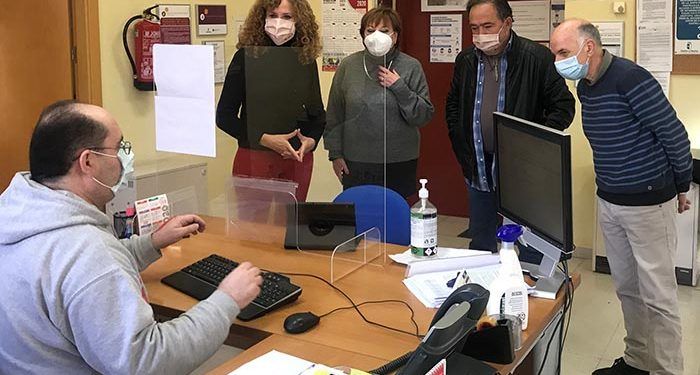 El Gobierno regional se interesa por el funcionamiento del servicio de video interpretación en lengua de signos en la OIR de Molina