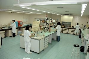 El laboratorio de Eurocaja Rural preparado para detectar material genético COVID - 19 en aguas residuales