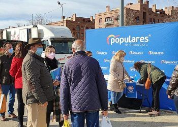 El PP de Azuqueca se moviliza contra la reforma educativa que pretende acabar con la enseñanza concertada, la educación especial y el castellano