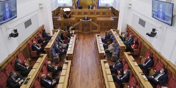 El presidente de las Cortes regionales pide que “no discutamos sobre lo esencial, lo que somos y lo que nos une”