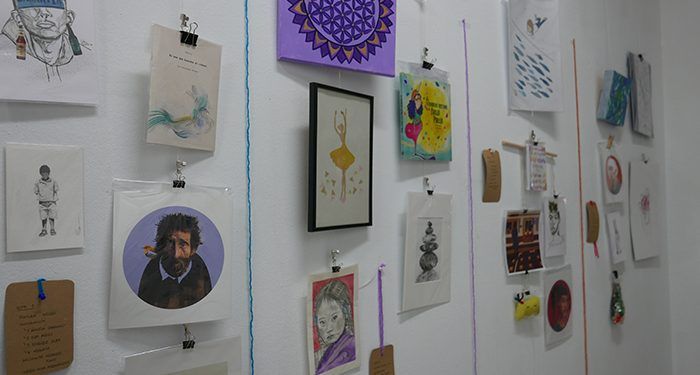 El Rincón Lento acoge una exposición solidaria para despedir a la asociación El Calamar Gigante