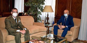 El subdelegado del Gobierno en Cuenca, recibe al coronel Ángel Cantera en su despedida de la Subdelegación de Defensa