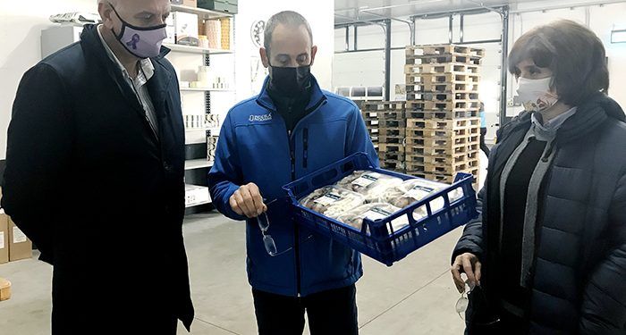El subdelegado del Gobierno en Cuenca, visita la empresa Olmo Mazcuñán de Villanueva de la Jara