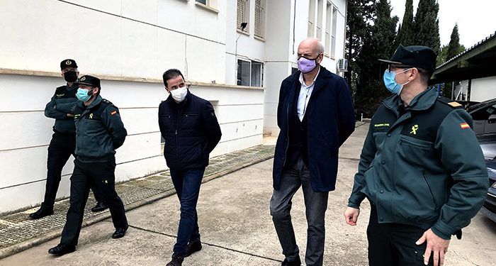 El subdelegado del Gobierno en Cuenca visita los cuarteles de la Guardia Civil de Iniesta, Villar de Domingo García y Belmonte