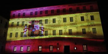 La bandera de España se proyecta durante las noches del puente de la Constitución en la fachada de las Cortes regionales