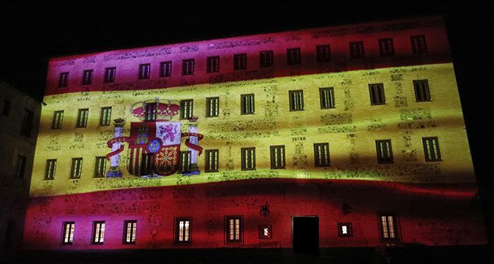 La bandera de España se proyecta durante las noches del puente de la Constitución en la fachada de las Cortes regionales 1 La bandera de España se proyecta durante las noches del puente de la Constitución en la fachada de las Cortes regionales