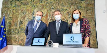 La Consejería de Hacienda y Administraciones Públicas ha entregado 57.000 dispositivos electrónicos a 1.110 centros educativos de la región