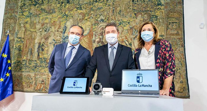 La Consejería de Hacienda y Administraciones Públicas ha entregado 57.000 dispositivos electrónicos a 1.110 centros educativos de la región