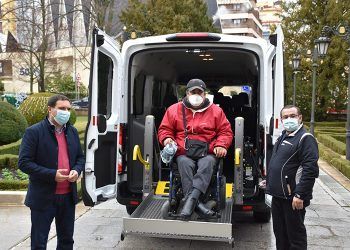 La Diputación de Cuenca colabora con 4.000 euros para que ASPAYM pueda mejorar sus servicios con una nueva furgoneta adaptada La Diputación de Cuenca colabora con 4.000 euros para que ASPAYM pueda mejorar sus servicios con una nueva furgoneta adaptada