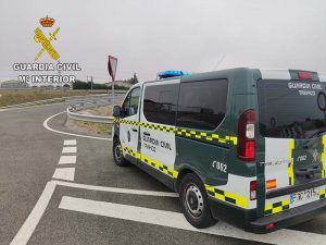 La Guardia Civil de Guadalajara investiga al conductor de un turismo que cuadriplicó la tasa de alcoholemia tras chocar contra un autobús escolar