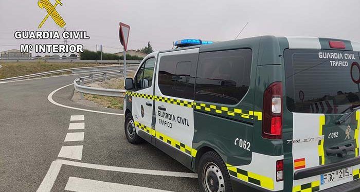 La Guardia Civil de Guadalajara investiga al conductor de un turismo que cuadriplicó la tasa de alcoholemia tras chocar contra un autobús escolar