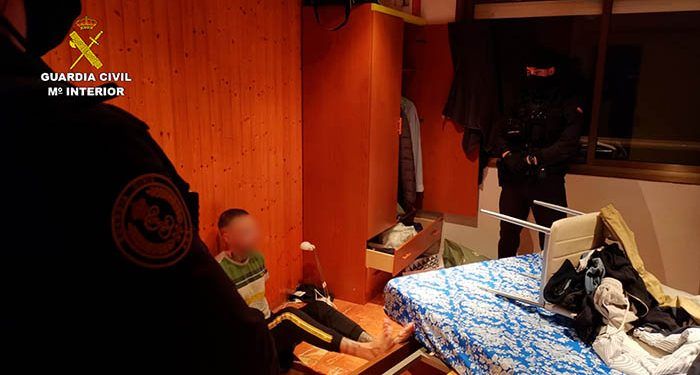 La denuncia de un ayuntamiento de Guadalajara hace caer una red criminal responsable de cientos de estafas relacionadas con la venta de mascarillas 1 La Guardia Civil desarticula una red criminal responsable de cientos de estafas relacionadas con la venta de mascarillas gracias a la denuncia de un ayuntamiento de Guadalajara