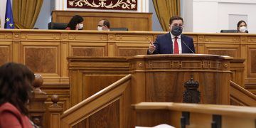 La Ley contra la ocupación ilegal de viviendas se aprueba en las Cortes regionales e incorpora el desalojo exprés, el endurecimiento de penas y lucha contra las mafias