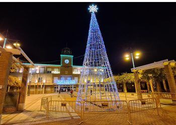 La luz de la Navidad ya ilumina las calles de Cabanillas