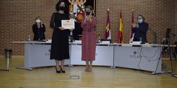 La ministra de Trabajo y Economía Social, Yolanda Díaz, entrega el III premio del Aula de Igualdad y Género Lola Martínez en el primer acto de Garde como rector
