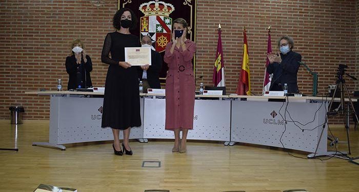 La ministra de Trabajo y Economía Social, Yolanda Díaz, entrega el III premio del Aula de Igualdad y Género Lola Martínez en el primer acto de Garde como rector 1 La ministra de Trabajo y Economía Social, Yolanda Díaz, entrega el III premio del Aula de Igualdad y Género Lola Martínez