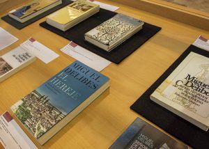 La UCLM conmemora el centenario de Delibes con una muestra bibliográfica en el Campus de Toledo
