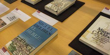 La UCLM conmemora el centenario de Delibes con una muestra bibliográfica en el Campus de Toledo