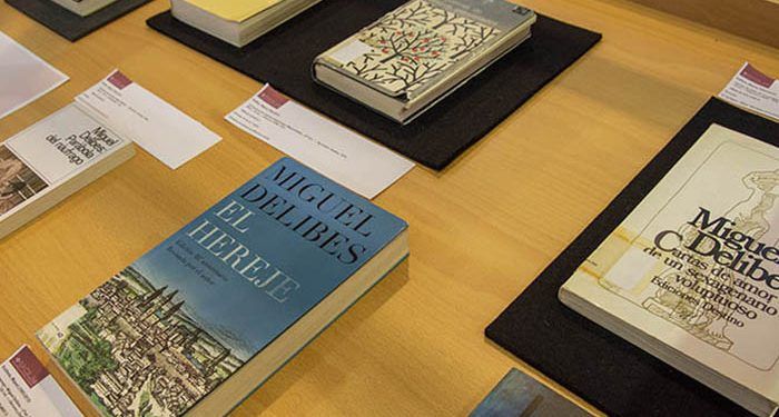 La UCLM conmemora el centenario de Delibes con una muestra bibliográfica en el Campus de Toledo