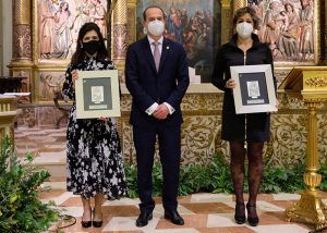 Las profesionales sanitarias, Pilar Resano y Manuela Galán, dan la bienvenida a la Navidad en Guadalajara