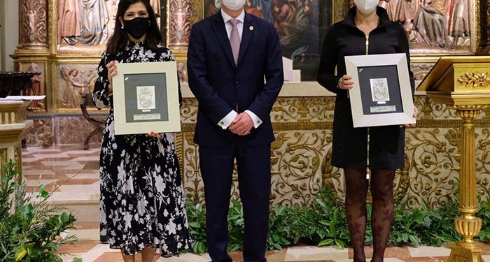 Las profesionales sanitarias, Pilar Resano y Manuela Galán, dan la bienvenida a la Navidad en Guadalajara