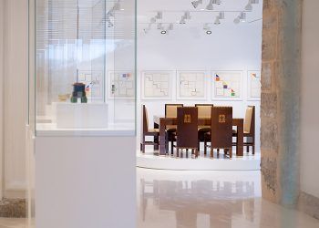 Page inaugura en la antigua iglesia de Santa Cruz la colección Roberto Polo en Cuenca