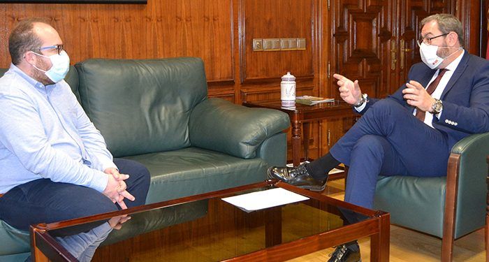 Robles analiza con el alcalde de Torija futuros desarrollos para el municipio a nivel empresarial y de transporte