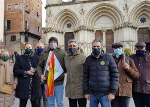 Un centenar de conquenses secundan a VOX y se reúnen frente al Ayuntamiento de Cuenca
