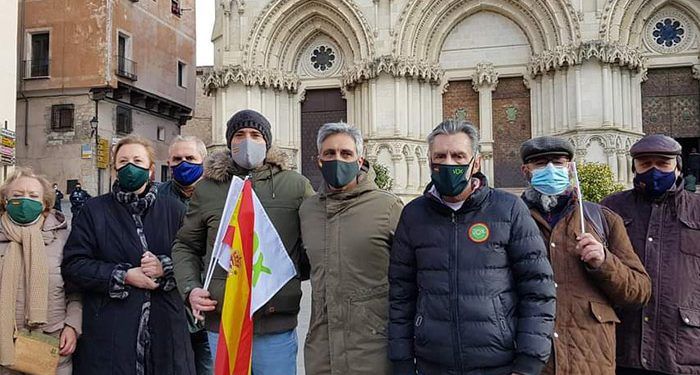 Un centenar de conquenses secundan a VOX y se reúnen frente al Ayuntamiento de Cuenca