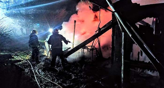 Un incendio intencionado calcina una casa de madera en Pioz