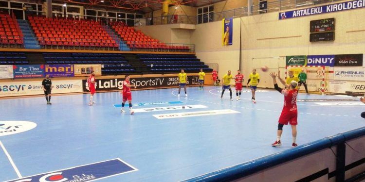 Bidasoa Irún vence en un partido que parecía teñirse de rojo