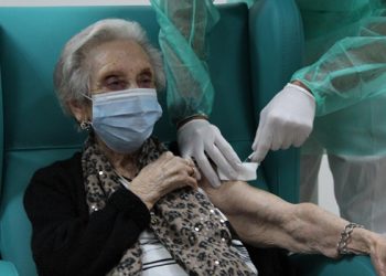 Castilla-La Mancha completa la administración de la primera dosis de la vacuna frente a la Covid-19 en los centros sociosanitarios