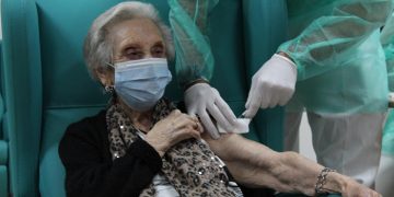 Castilla-La Mancha completa la administración de la primera dosis de la vacuna frente a la Covid-19 en los centros sociosanitarios